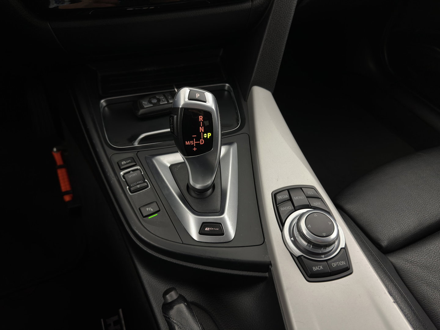 BMW 3-serie 330e Executive (Plug-In) Aut. *LEATHER | FULL-LED | SPORTSEATS | NAVI-FULLMAP | PRIVACY-GLASS | ECC | PDC | CRUISE | 17''ALU*