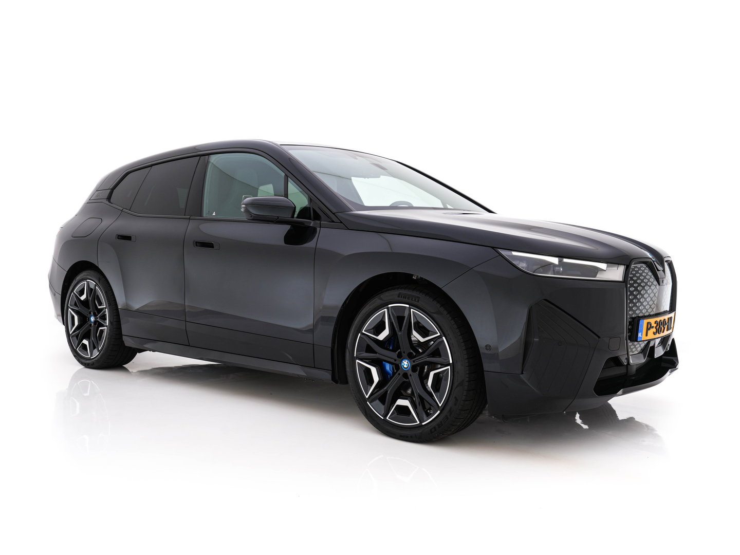 BMW iX xDrive40 High Executive 77 kWh [ 3-Fase ] (INCL-BTW) *PANO | HEAD-UP | SOFT-CLOSE | LEATHER | TOPVIEW | FULL-LED | MEMORY-PACK | HARMAN/KARDON | BLINDSPOT | WIDESCREEN-COCKPIT | HEATED-COMFORTSEATS | DAB | AMBIENTLIGHT | TOWBAR | 22'