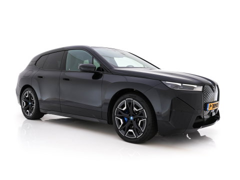 BMW iX xDrive40 High Executive 77 kWh [ 3-Fase ] (INCL-BTW) *PANO | HEAD-UP | SOFT-CLOSE | LEATHER | TOPVIEW | FULL-LED | MEMORY-PACK | HARMAN/KARDON | BLINDSPOT | WIDESCREEN-COCKPIT | HEATED-COMFORTSEATS | DAB | AMBIENTLIGHT | TOWBAR | 22'