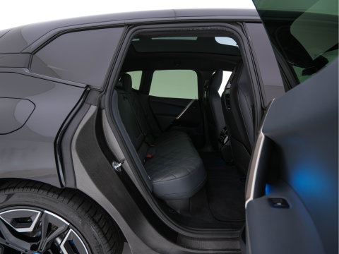 BMW iX xDrive40 High Executive 77 kWh [ 3-Fase ] (INCL-BTW) *PANO | HEAD-UP | SOFT-CLOSE | LEATHER | TOPVIEW | FULL-LED | MEMORY-PACK | HARMAN/KARDON | BLINDSPOT | WIDESCREEN-COCKPIT | HEATED-COMFORTSEATS | DAB | AMBIENTLIGHT | TOWBAR | 22'