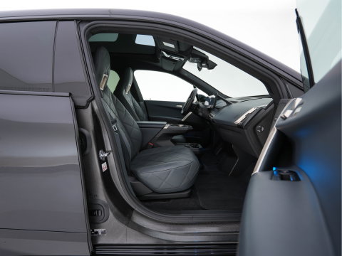 BMW iX xDrive40 High Executive 77 kWh [ 3-Fase ] (INCL-BTW) *PANO | HEAD-UP | SOFT-CLOSE | LEATHER | TOPVIEW | FULL-LED | MEMORY-PACK | HARMAN/KARDON | BLINDSPOT | WIDESCREEN-COCKPIT | HEATED-COMFORTSEATS | DAB | AMBIENTLIGHT | TOWBAR | 22'