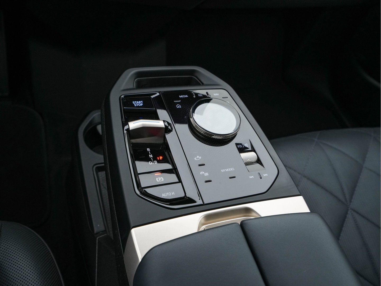 BMW iX xDrive40 High Executive 77 kWh [ 3-Fase ] (INCL-BTW) *PANO | HEAD-UP | SOFT-CLOSE | LEATHER | TOPVIEW | FULL-LED | MEMORY-PACK | HARMAN/KARDON | BLINDSPOT | WIDESCREEN-COCKPIT | HEATED-COMFORTSEATS | DAB | AMBIENTLIGHT | TOWBAR | 22'