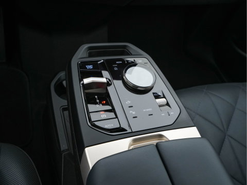 BMW iX xDrive40 High Executive 77 kWh [ 3-Fase ] (INCL-BTW) *PANO | HEAD-UP | SOFT-CLOSE | LEATHER | TOPVIEW | FULL-LED | MEMORY-PACK | HARMAN/KARDON | BLINDSPOT | WIDESCREEN-COCKPIT | HEATED-COMFORTSEATS | DAB | AMBIENTLIGHT | TOWBAR | 22'