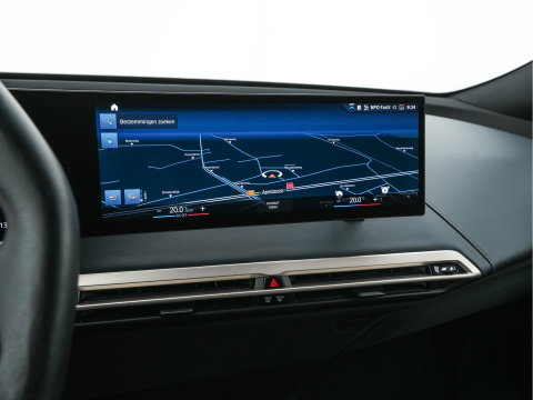BMW iX xDrive40 High Executive 77 kWh [ 3-Fase ] (INCL-BTW) *PANO | HEAD-UP | SOFT-CLOSE | LEATHER | TOPVIEW | FULL-LED | MEMORY-PACK | HARMAN/KARDON | BLINDSPOT | WIDESCREEN-COCKPIT | HEATED-COMFORTSEATS | DAB | AMBIENTLIGHT | TOWBAR | 22'
