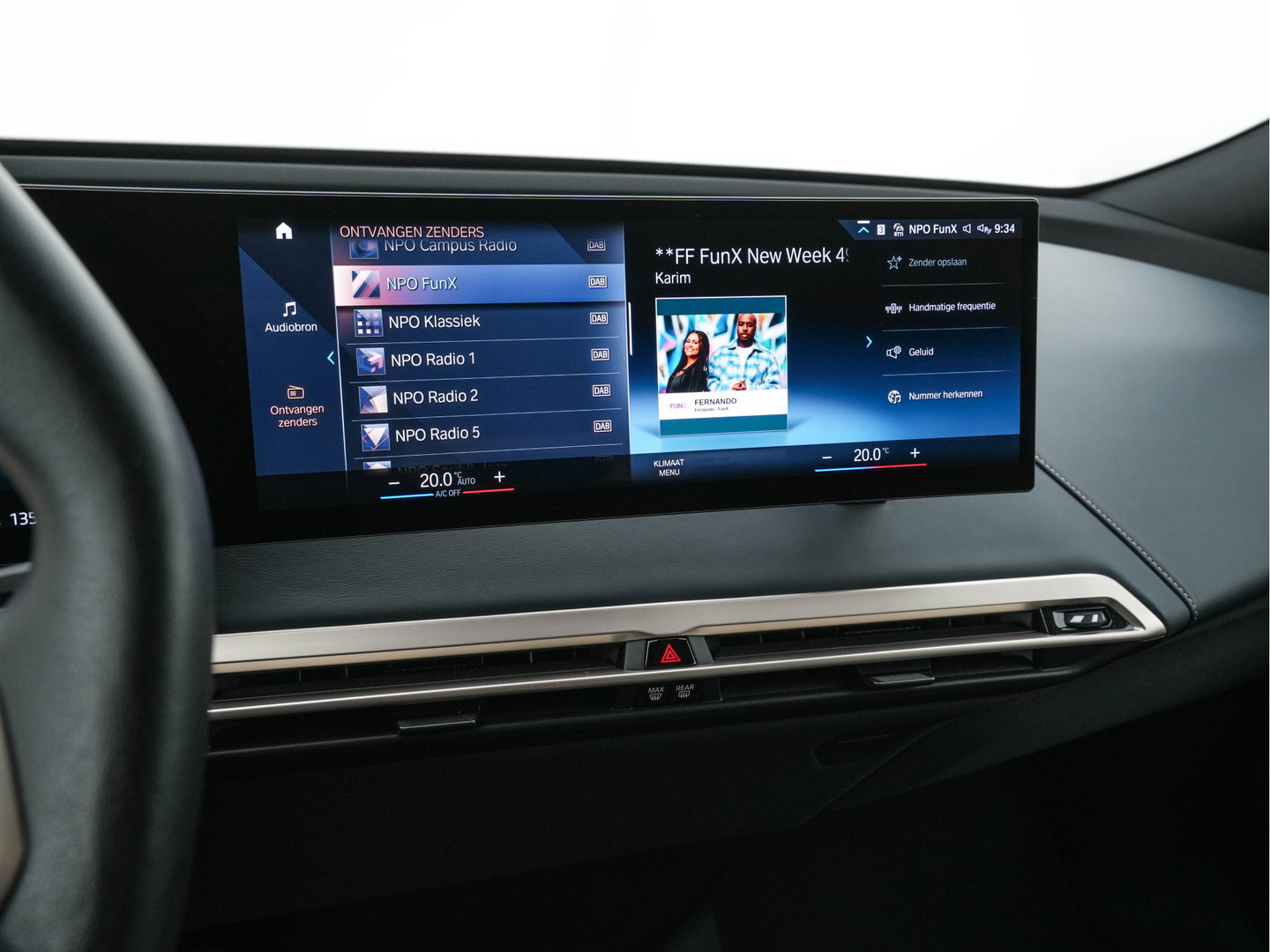 BMW iX xDrive40 High Executive 77 kWh [ 3-Fase ] (INCL-BTW) *PANO | HEAD-UP | SOFT-CLOSE | LEATHER | TOPVIEW | FULL-LED | MEMORY-PACK | HARMAN/KARDON | BLINDSPOT | WIDESCREEN-COCKPIT | HEATED-COMFORTSEATS | DAB | AMBIENTLIGHT | TOWBAR | 22'