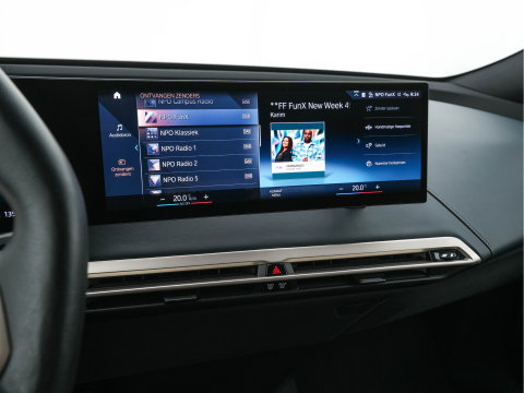 BMW iX xDrive40 High Executive 77 kWh [ 3-Fase ] (INCL-BTW) *PANO | HEAD-UP | SOFT-CLOSE | LEATHER | TOPVIEW | FULL-LED | MEMORY-PACK | HARMAN/KARDON | BLINDSPOT | WIDESCREEN-COCKPIT | HEATED-COMFORTSEATS | DAB | AMBIENTLIGHT | TOWBAR | 22'
