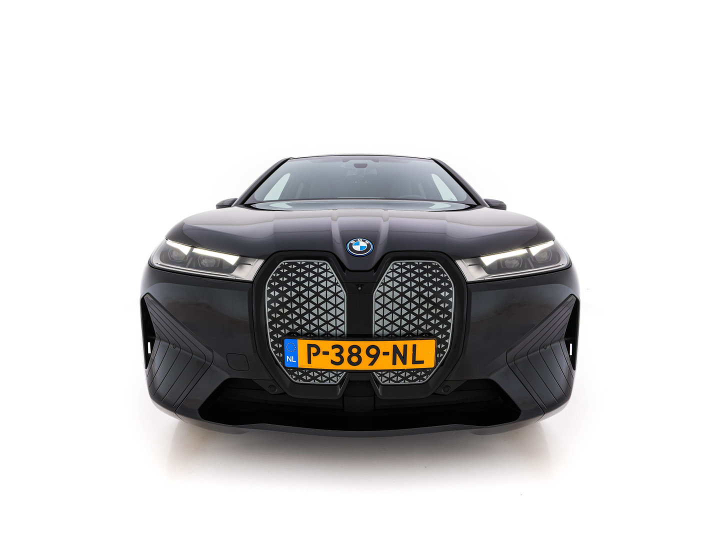 BMW iX xDrive40 High Executive 77 kWh [ 3-Fase ] (INCL-BTW) *PANO | HEAD-UP | SOFT-CLOSE | LEATHER | TOPVIEW | FULL-LED | MEMORY-PACK | HARMAN/KARDON | BLINDSPOT | WIDESCREEN-COCKPIT | HEATED-COMFORTSEATS | DAB | AMBIENTLIGHT | TOWBAR | 22'