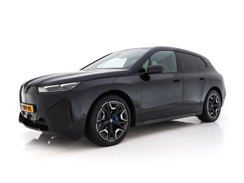 BMW iX xDrive40 High Executive 77 kWh [ 3-Fase ] (INCL-BTW) *PANO | HEAD-UP | SOFT-CLOSE | LEATHER | TOPVIEW | FULL-LED | MEMORY-PACK | HARMAN/KARDON | BLINDSPOT | WIDESCREEN-COCKPIT | HEATED-COMFORTSEATS | DAB | AMBIENTLIGHT | TOWBAR | 22'