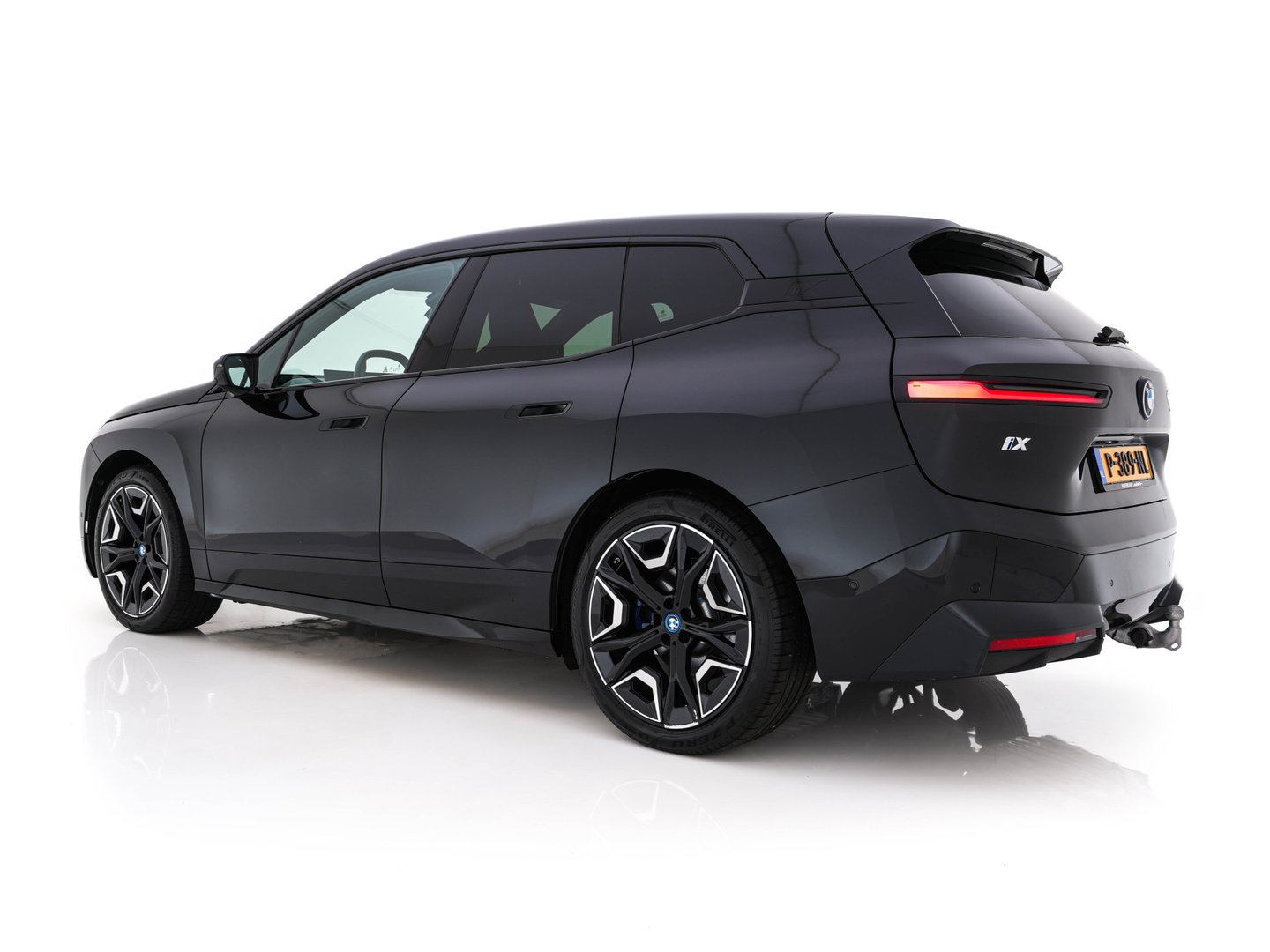 BMW iX xDrive40 High Executive 77 kWh [ 3-Fase ] (INCL-BTW) *PANO | HEAD-UP | SOFT-CLOSE | LEATHER | TOPVIEW | FULL-LED | MEMORY-PACK | HARMAN/KARDON | BLINDSPOT | WIDESCREEN-COCKPIT | HEATED-COMFORTSEATS | DAB | AMBIENTLIGHT | TOWBAR | 22'