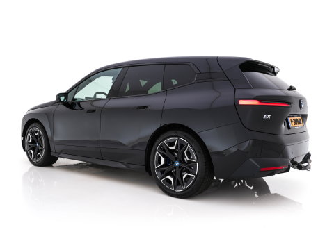 BMW iX xDrive40 High Executive 77 kWh [ 3-Fase ] (INCL-BTW) *PANO | HEAD-UP | SOFT-CLOSE | LEATHER | TOPVIEW | FULL-LED | MEMORY-PACK | HARMAN/KARDON | BLINDSPOT | WIDESCREEN-COCKPIT | HEATED-COMFORTSEATS | DAB | AMBIENTLIGHT | TOWBAR | 22'
