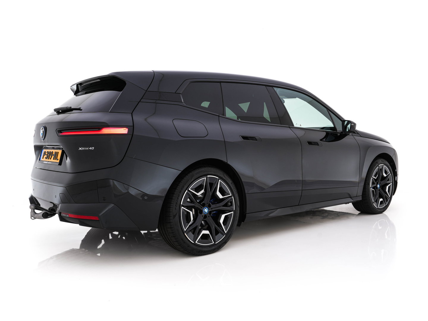 BMW iX xDrive40 High Executive 77 kWh [ 3-Fase ] (INCL-BTW) *PANO | HEAD-UP | SOFT-CLOSE | LEATHER | TOPVIEW | FULL-LED | MEMORY-PACK | HARMAN/KARDON | BLINDSPOT | WIDESCREEN-COCKPIT | HEATED-COMFORTSEATS | DAB | AMBIENTLIGHT | TOWBAR | 22'
