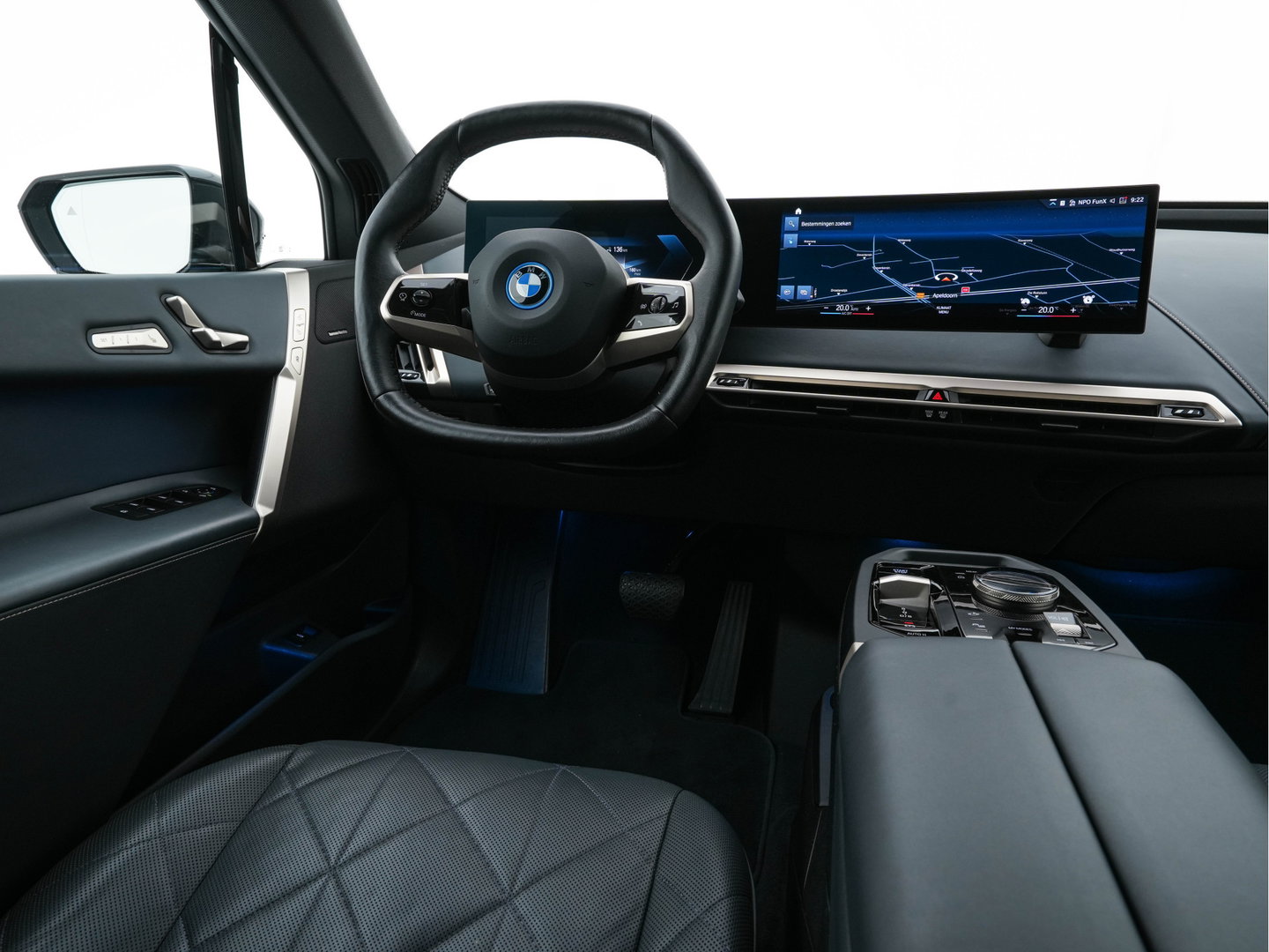 BMW iX xDrive40 High Executive 77 kWh [ 3-Fase ] (INCL-BTW) *PANO | HEAD-UP | SOFT-CLOSE | LEATHER | TOPVIEW | FULL-LED | MEMORY-PACK | HARMAN/KARDON | BLINDSPOT | WIDESCREEN-COCKPIT | HEATED-COMFORTSEATS | DAB | AMBIENTLIGHT | TOWBAR | 22'