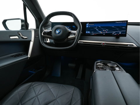 BMW iX xDrive40 High Executive 77 kWh [ 3-Fase ] (INCL-BTW) *PANO | HEAD-UP | SOFT-CLOSE | LEATHER | TOPVIEW | FULL-LED | MEMORY-PACK | HARMAN/KARDON | BLINDSPOT | WIDESCREEN-COCKPIT | HEATED-COMFORTSEATS | DAB | AMBIENTLIGHT | TOWBAR | 22'