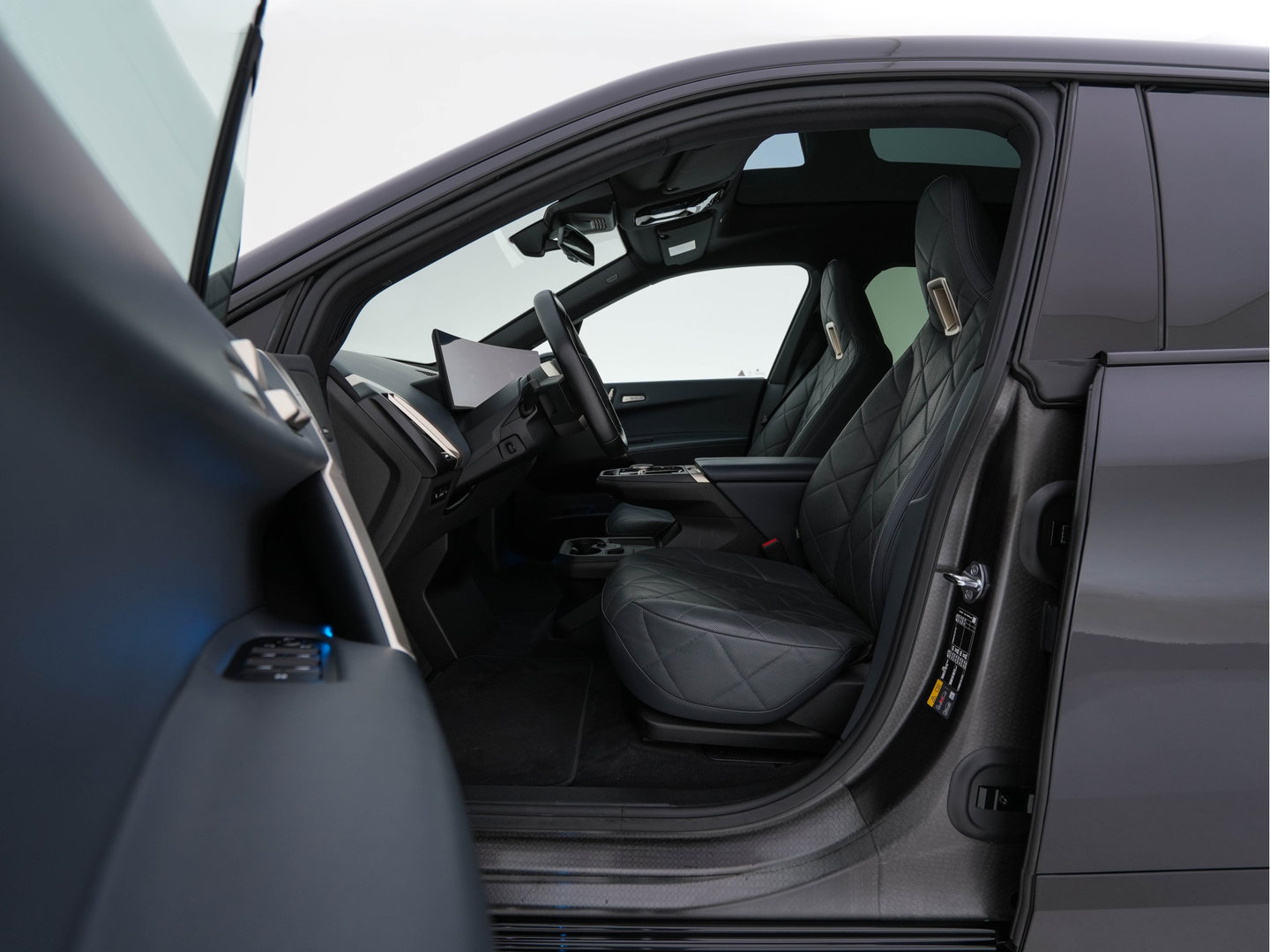 BMW iX xDrive40 High Executive 77 kWh [ 3-Fase ] (INCL-BTW) *PANO | HEAD-UP | SOFT-CLOSE | LEATHER | TOPVIEW | FULL-LED | MEMORY-PACK | HARMAN/KARDON | BLINDSPOT | WIDESCREEN-COCKPIT | HEATED-COMFORTSEATS | DAB | AMBIENTLIGHT | TOWBAR | 22'