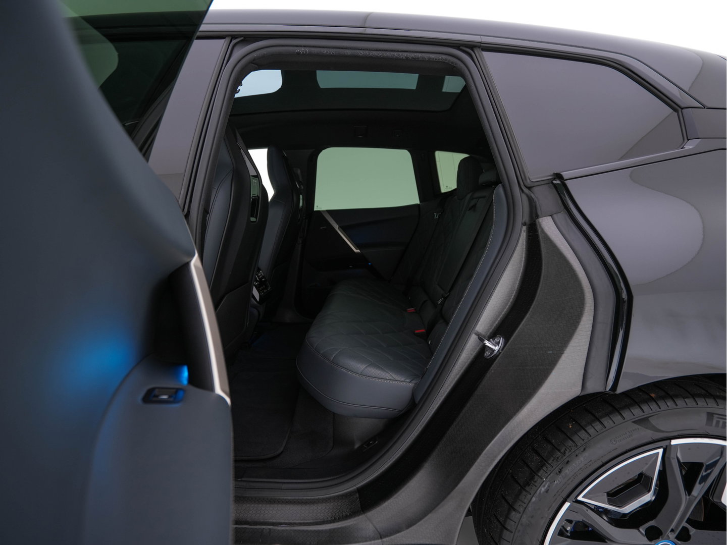 BMW iX xDrive40 High Executive 77 kWh [ 3-Fase ] (INCL-BTW) *PANO | HEAD-UP | SOFT-CLOSE | LEATHER | TOPVIEW | FULL-LED | MEMORY-PACK | HARMAN/KARDON | BLINDSPOT | WIDESCREEN-COCKPIT | HEATED-COMFORTSEATS | DAB | AMBIENTLIGHT | TOWBAR | 22'