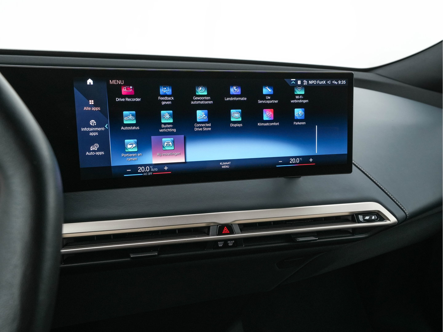 BMW iX xDrive40 High Executive 77 kWh [ 3-Fase ] (INCL-BTW) *PANO | HEAD-UP | SOFT-CLOSE | LEATHER | TOPVIEW | FULL-LED | MEMORY-PACK | HARMAN/KARDON | BLINDSPOT | WIDESCREEN-COCKPIT | HEATED-COMFORTSEATS | DAB | AMBIENTLIGHT | TOWBAR | 22'