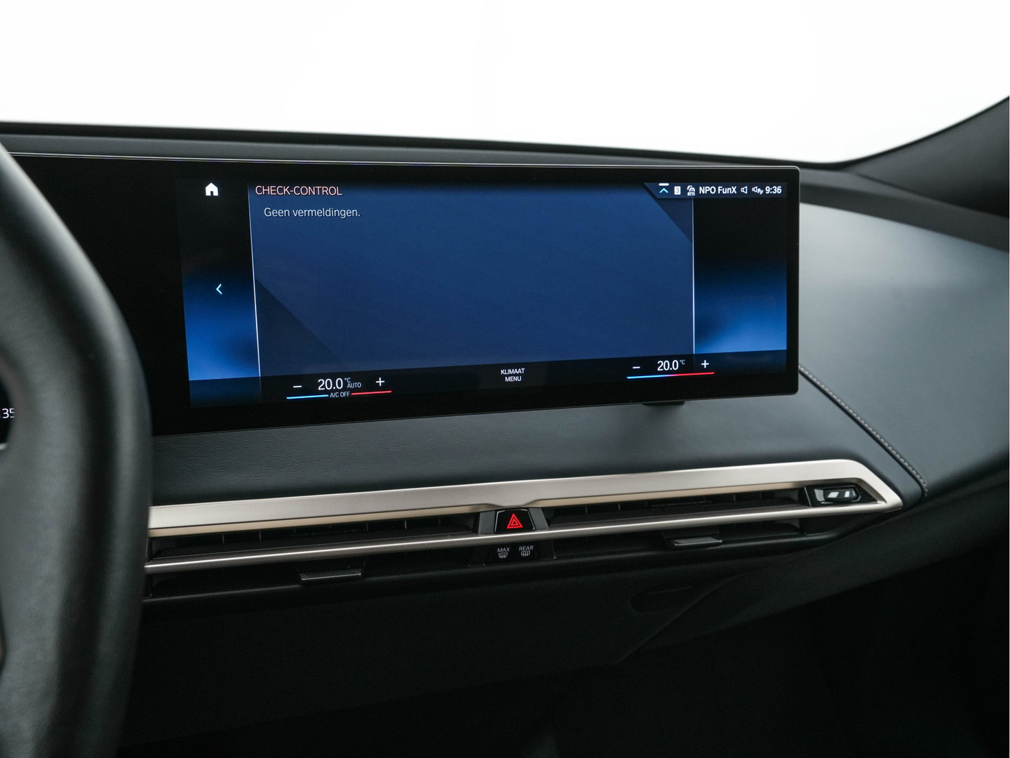 BMW iX xDrive40 High Executive 77 kWh [ 3-Fase ] (INCL-BTW) *PANO | HEAD-UP | SOFT-CLOSE | LEATHER | TOPVIEW | FULL-LED | MEMORY-PACK | HARMAN/KARDON | BLINDSPOT | WIDESCREEN-COCKPIT | HEATED-COMFORTSEATS | DAB | AMBIENTLIGHT | TOWBAR | 22'