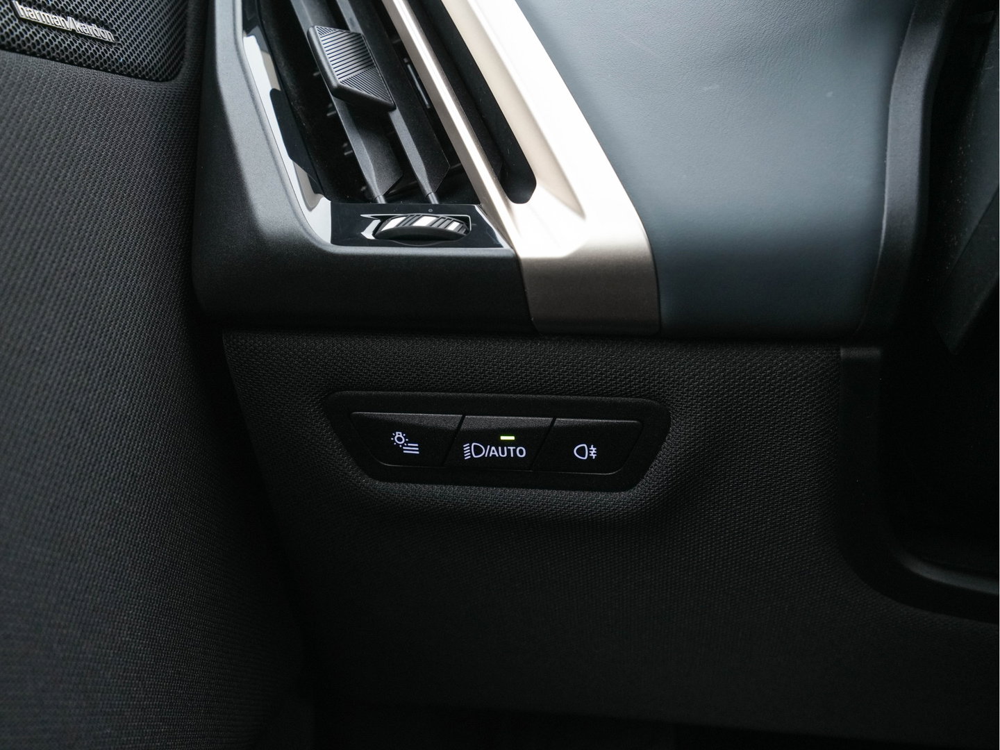 BMW iX xDrive40 High Executive 77 kWh [ 3-Fase ] (INCL-BTW) *PANO | HEAD-UP | SOFT-CLOSE | LEATHER | TOPVIEW | FULL-LED | MEMORY-PACK | HARMAN/KARDON | BLINDSPOT | WIDESCREEN-COCKPIT | HEATED-COMFORTSEATS | DAB | AMBIENTLIGHT | TOWBAR | 22'