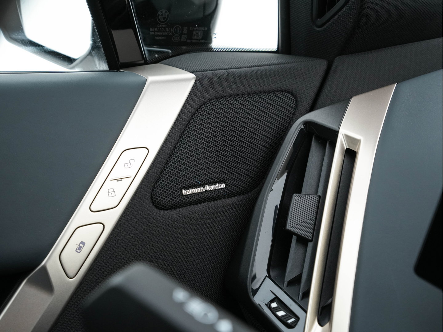 BMW iX xDrive40 High Executive 77 kWh [ 3-Fase ] (INCL-BTW) *PANO | HEAD-UP | SOFT-CLOSE | LEATHER | TOPVIEW | FULL-LED | MEMORY-PACK | HARMAN/KARDON | BLINDSPOT | WIDESCREEN-COCKPIT | HEATED-COMFORTSEATS | DAB | AMBIENTLIGHT | TOWBAR | 22'