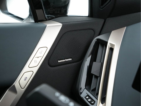 BMW iX xDrive40 High Executive 77 kWh [ 3-Fase ] (INCL-BTW) *PANO | HEAD-UP | SOFT-CLOSE | LEATHER | TOPVIEW | FULL-LED | MEMORY-PACK | HARMAN/KARDON | BLINDSPOT | WIDESCREEN-COCKPIT | HEATED-COMFORTSEATS | DAB | AMBIENTLIGHT | TOWBAR | 22'
