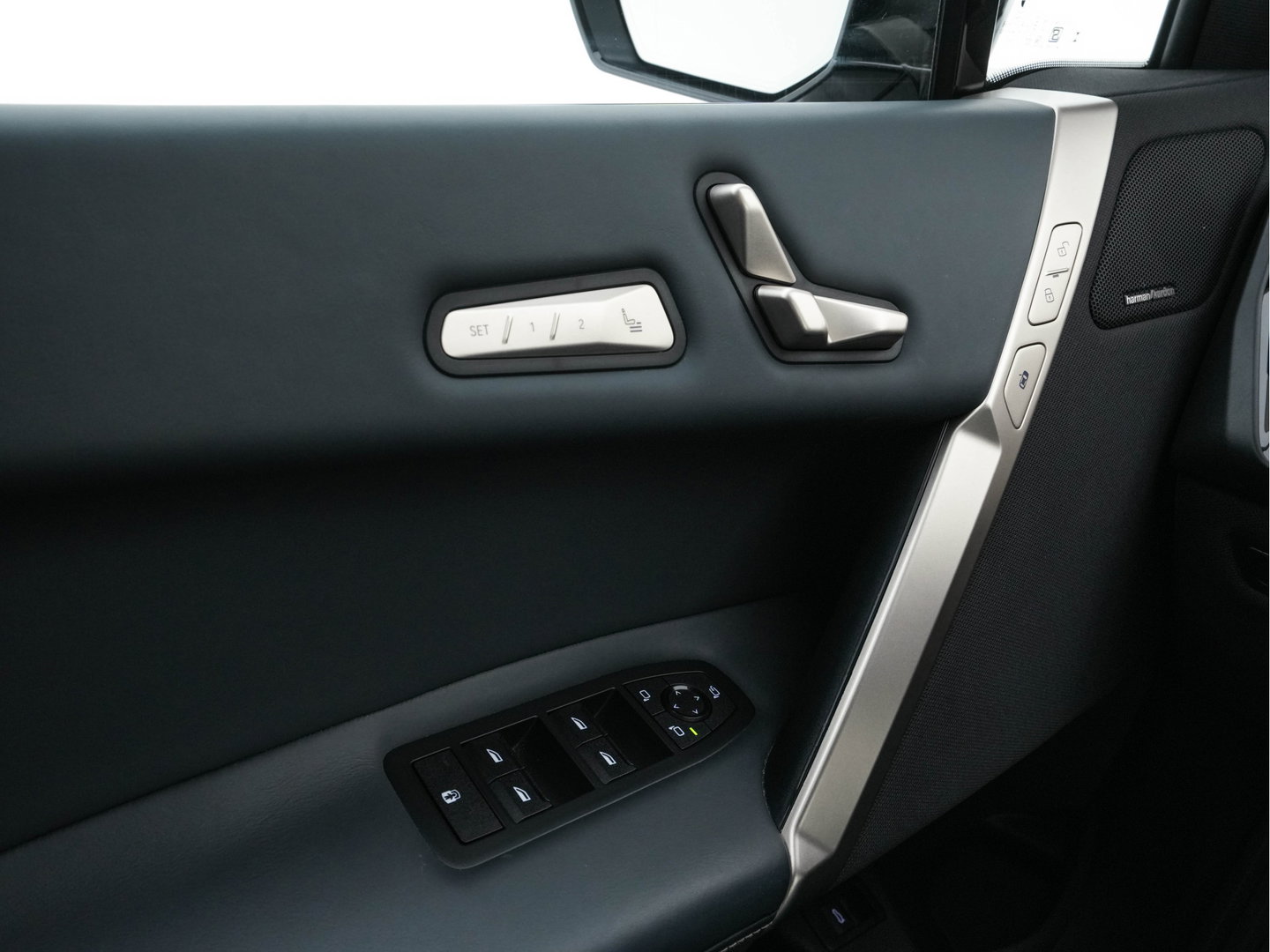 BMW iX xDrive40 High Executive 77 kWh [ 3-Fase ] (INCL-BTW) *PANO | HEAD-UP | SOFT-CLOSE | LEATHER | TOPVIEW | FULL-LED | MEMORY-PACK | HARMAN/KARDON | BLINDSPOT | WIDESCREEN-COCKPIT | HEATED-COMFORTSEATS | DAB | AMBIENTLIGHT | TOWBAR | 22'