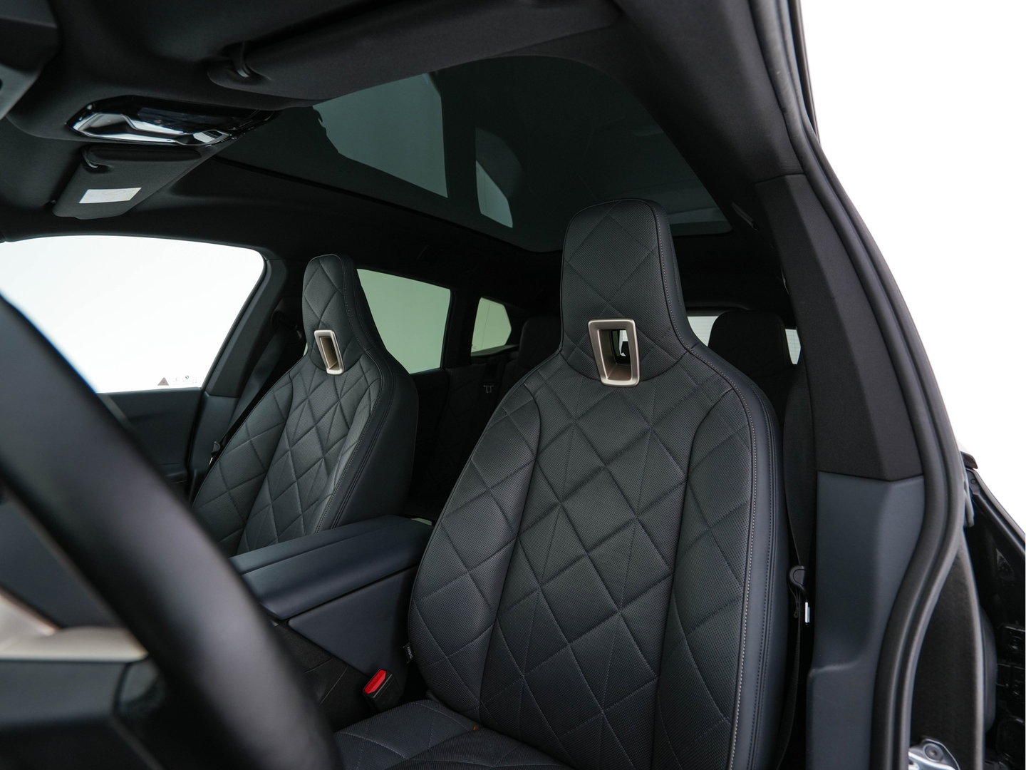BMW iX xDrive40 High Executive 77 kWh [ 3-Fase ] (INCL-BTW) *PANO | HEAD-UP | SOFT-CLOSE | LEATHER | TOPVIEW | FULL-LED | MEMORY-PACK | HARMAN/KARDON | BLINDSPOT | WIDESCREEN-COCKPIT | HEATED-COMFORTSEATS | DAB | AMBIENTLIGHT | TOWBAR | 22'