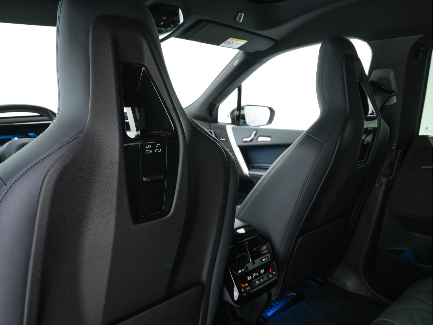 BMW iX xDrive40 High Executive 77 kWh [ 3-Fase ] (INCL-BTW) *PANO | HEAD-UP | SOFT-CLOSE | LEATHER | TOPVIEW | FULL-LED | MEMORY-PACK | HARMAN/KARDON | BLINDSPOT | WIDESCREEN-COCKPIT | HEATED-COMFORTSEATS | DAB | AMBIENTLIGHT | TOWBAR | 22'