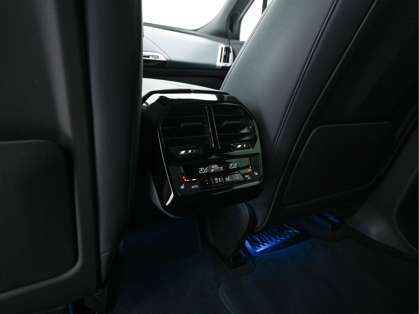 BMW iX xDrive40 High Executive 77 kWh [ 3-Fase ] (INCL-BTW) *PANO | HEAD-UP | SOFT-CLOSE | LEATHER | TOPVIEW | FULL-LED | MEMORY-PACK | HARMAN/KARDON | BLINDSPOT | WIDESCREEN-COCKPIT | HEATED-COMFORTSEATS | DAB | AMBIENTLIGHT | TOWBAR | 22'