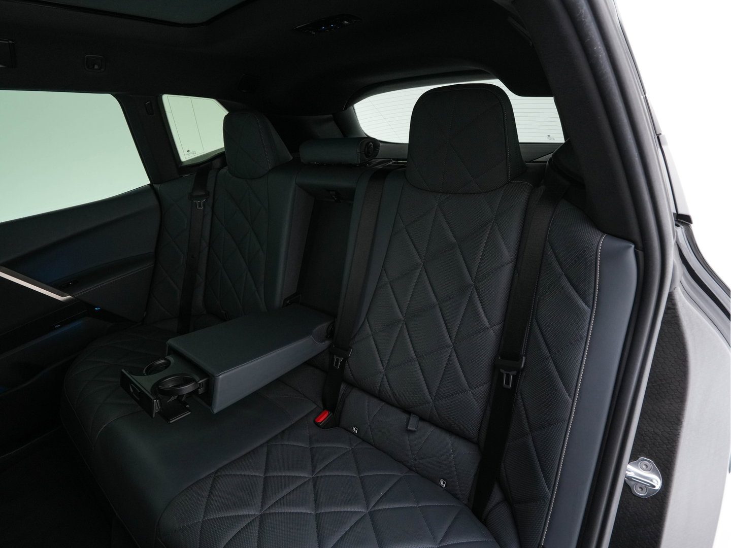 BMW iX xDrive40 High Executive 77 kWh [ 3-Fase ] (INCL-BTW) *PANO | HEAD-UP | SOFT-CLOSE | LEATHER | TOPVIEW | FULL-LED | MEMORY-PACK | HARMAN/KARDON | BLINDSPOT | WIDESCREEN-COCKPIT | HEATED-COMFORTSEATS | DAB | AMBIENTLIGHT | TOWBAR | 22'