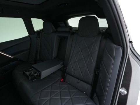 BMW iX xDrive40 High Executive 77 kWh [ 3-Fase ] (INCL-BTW) *PANO | HEAD-UP | SOFT-CLOSE | LEATHER | TOPVIEW | FULL-LED | MEMORY-PACK | HARMAN/KARDON | BLINDSPOT | WIDESCREEN-COCKPIT | HEATED-COMFORTSEATS | DAB | AMBIENTLIGHT | TOWBAR | 22'