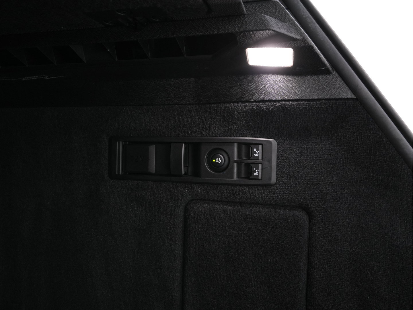 BMW iX xDrive40 High Executive 77 kWh [ 3-Fase ] (INCL-BTW) *PANO | HEAD-UP | SOFT-CLOSE | LEATHER | TOPVIEW | FULL-LED | MEMORY-PACK | HARMAN/KARDON | BLINDSPOT | WIDESCREEN-COCKPIT | HEATED-COMFORTSEATS | DAB | AMBIENTLIGHT | TOWBAR | 22'