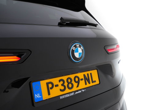 BMW iX xDrive40 High Executive 77 kWh [ 3-Fase ] (INCL-BTW) *PANO | HEAD-UP | SOFT-CLOSE | LEATHER | TOPVIEW | FULL-LED | MEMORY-PACK | HARMAN/KARDON | BLINDSPOT | WIDESCREEN-COCKPIT | HEATED-COMFORTSEATS | DAB | AMBIENTLIGHT | TOWBAR | 22'