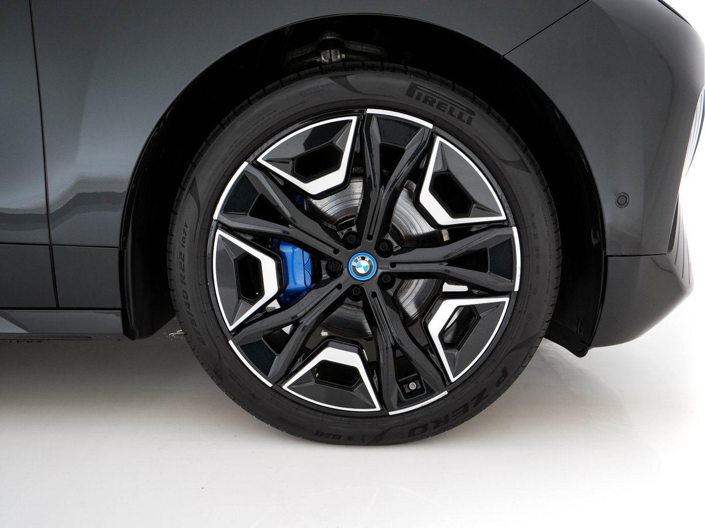 BMW iX xDrive40 High Executive 77 kWh [ 3-Fase ] (INCL-BTW) *PANO | HEAD-UP | SOFT-CLOSE | LEATHER | TOPVIEW | FULL-LED | MEMORY-PACK | HARMAN/KARDON | BLINDSPOT | WIDESCREEN-COCKPIT | HEATED-COMFORTSEATS | DAB | AMBIENTLIGHT | TOWBAR | 22'