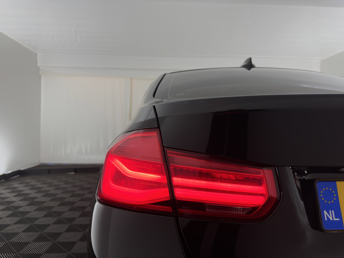 BMW 3-serie 330e Executive (Plug-In) Aut. *LEATHER | FULL-LED | SPORTSEATS | NAVI-FULLMAP | PRIVACY-GLASS | ECC | PDC | CRUISE | 17''ALU*