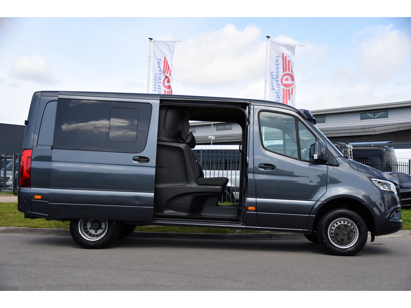 Mercedes-Benz Sprinter 519 V6 3.0 CDI L2H1 DC PB Edition N1, Cruise, Camera, Carplay, LED, 2 x Schuifdeur, 3500kg trekhaak, 10,5'' Mbux, Leder,