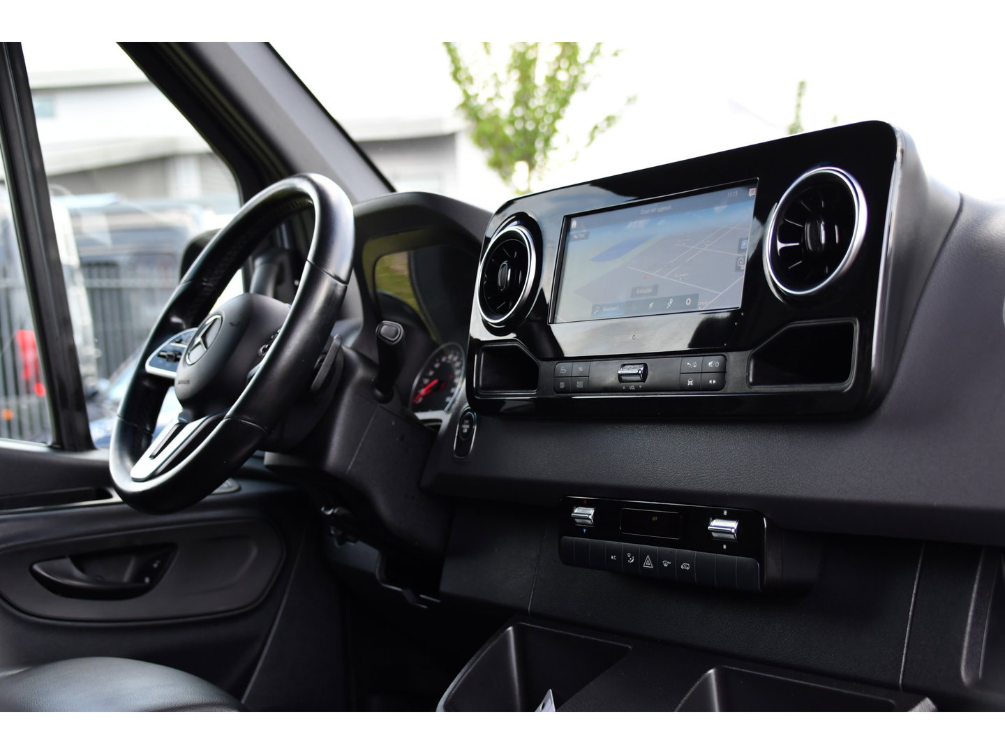 Mercedes-Benz Sprinter 519 V6 3.0 CDI L2H1 DC PB Edition N1, Cruise, Camera, Carplay, LED, 2 x Schuifdeur, 3500kg trekhaak, 10,5'' Mbux, Leder,