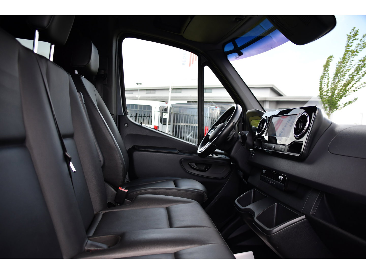 Mercedes-Benz Sprinter 519 V6 3.0 CDI L2H1 DC PB Edition N1, Cruise, Camera, Carplay, LED, 2 x Schuifdeur, 3500kg trekhaak, 10,5'' Mbux, Leder,