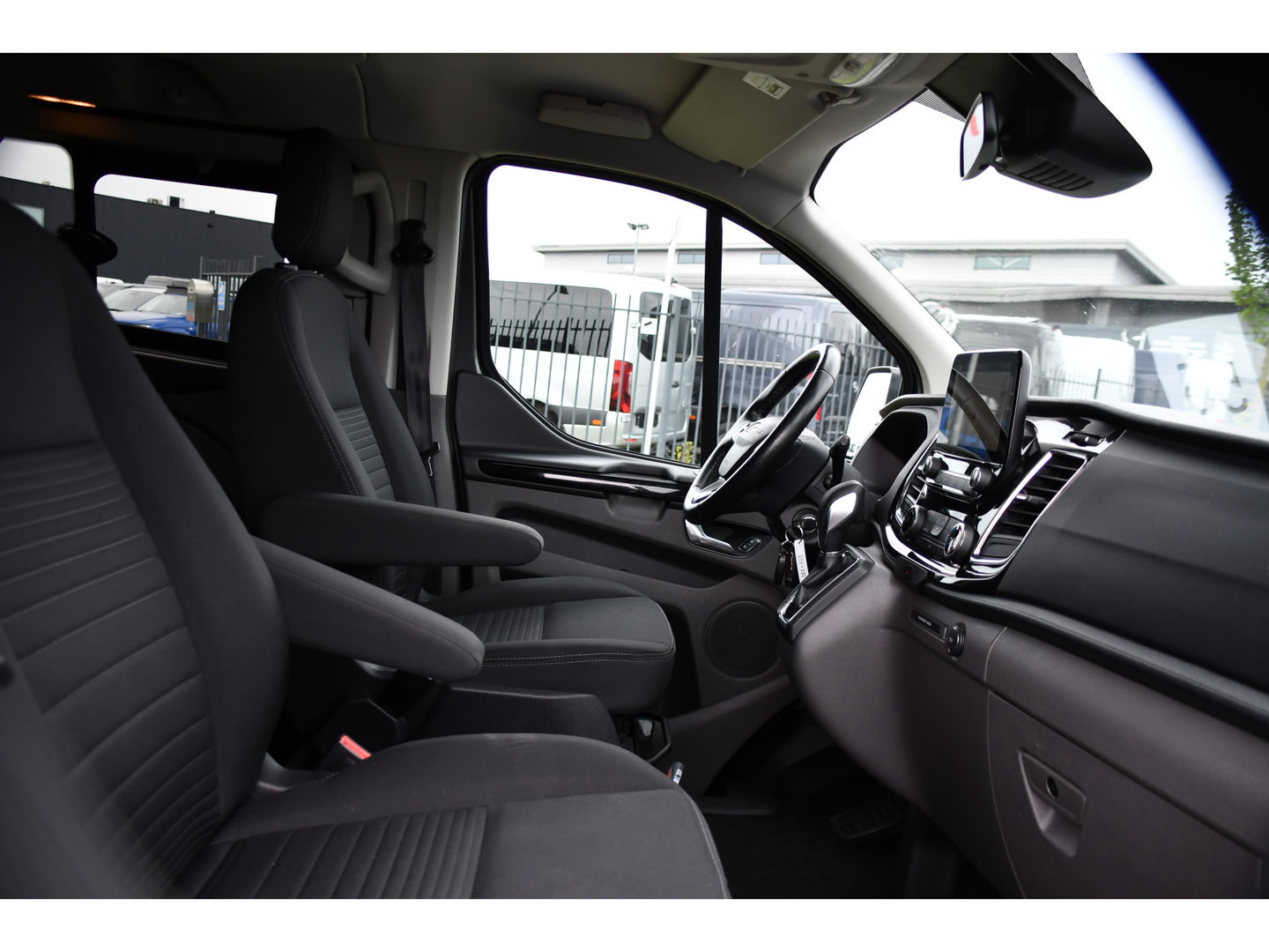 Ford Transit Custom 300 2.0 TDCI L2H1 Limited DC PB Edition Cruise, Camera, Carplay, LED, 2 x Schuifdeur, Stoelverwarming, 170pk, Trekhaak, NAVI, Uniek!