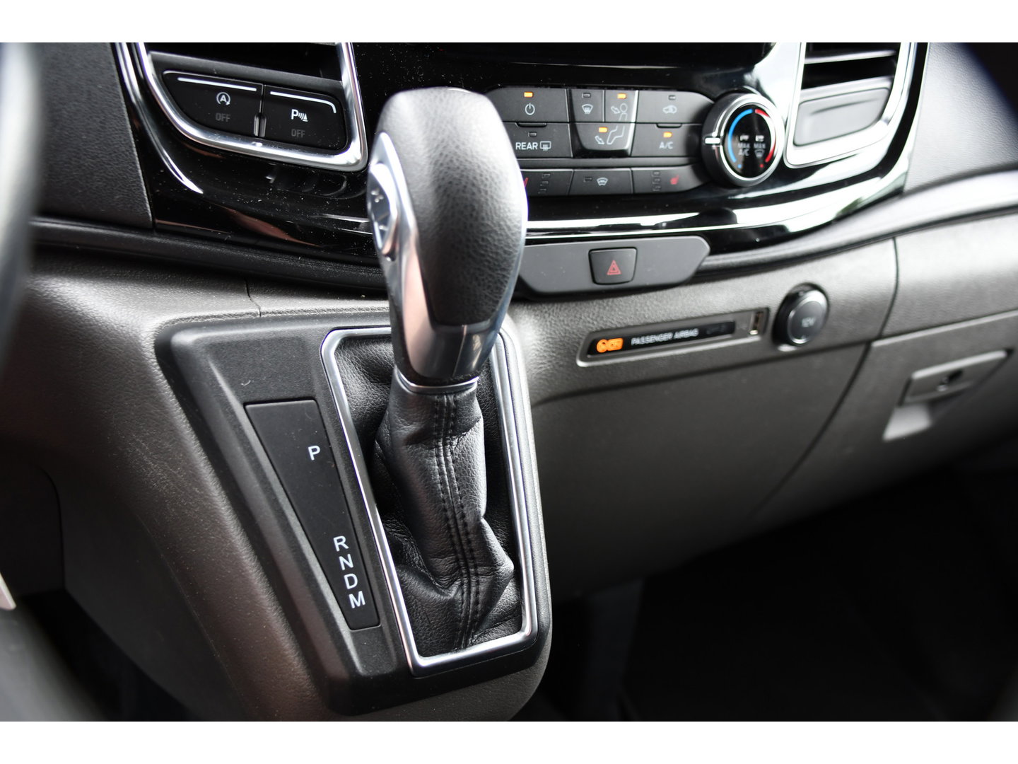 Ford Transit Custom 300 2.0 TDCI L2H1 Limited DC PB Edition Cruise, Camera, Carplay, LED, 2 x Schuifdeur, Stoelverwarming, 170pk, Trekhaak, NAVI, Uniek!