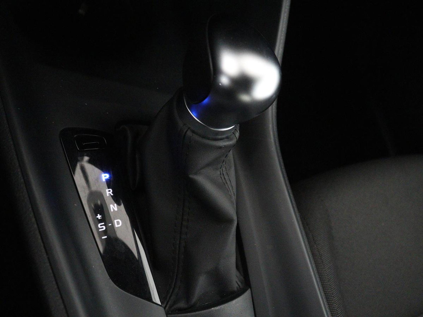 Toyota C-HR 2.0 Hybrid Dynamic | Stoelverwarming | Adaptive cruise | Camera | Carplay | Navigatie | Climate control | Bluetooth
