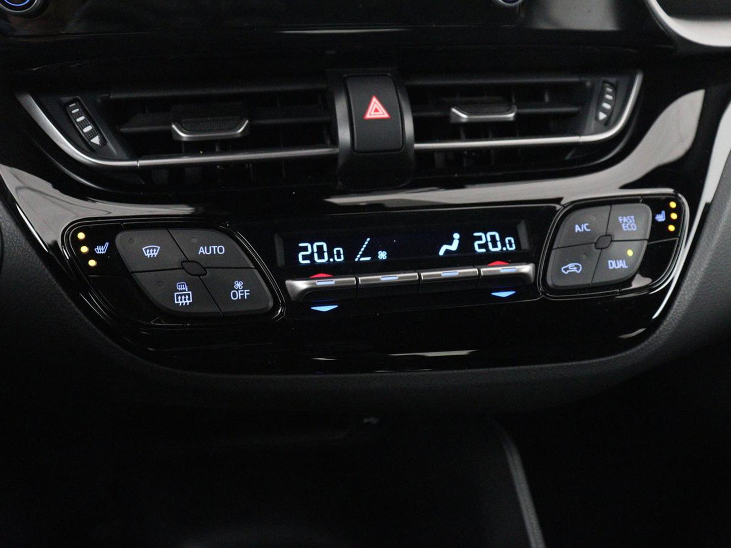 Toyota C-HR 2.0 Hybrid Dynamic | Stoelverwarming | Adaptive cruise | Camera | Carplay | Navigatie | Climate control | Bluetooth
