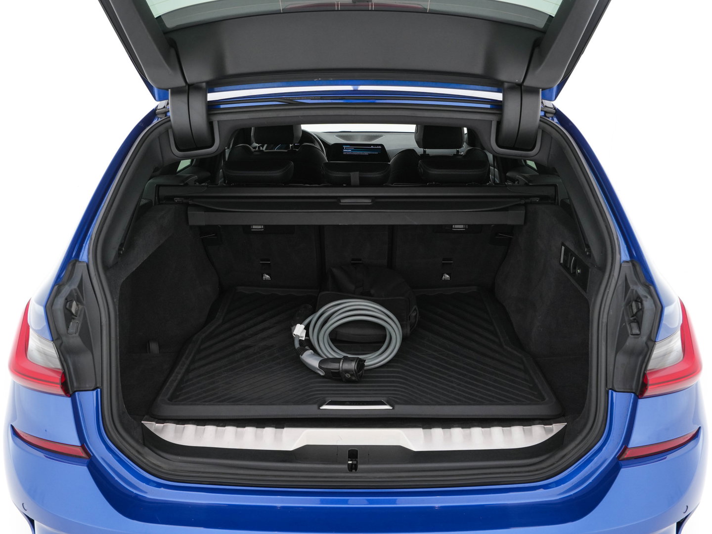 BMW 3 Serie Touring 330e High Executive M-Sportpack (Plug-in) Aut. *LEATHER-MICROFIBRE | FULL-LED | DIGI-COCKPIT | HEATED-SPORTSEATS | CAMERA | CARPLAY | SHIFT-PADDLES | NAVI-FULLMAP | PRIVACY-GLASS | ECC | PDC | CRUISE | TOWBAR | 18''ALU*
