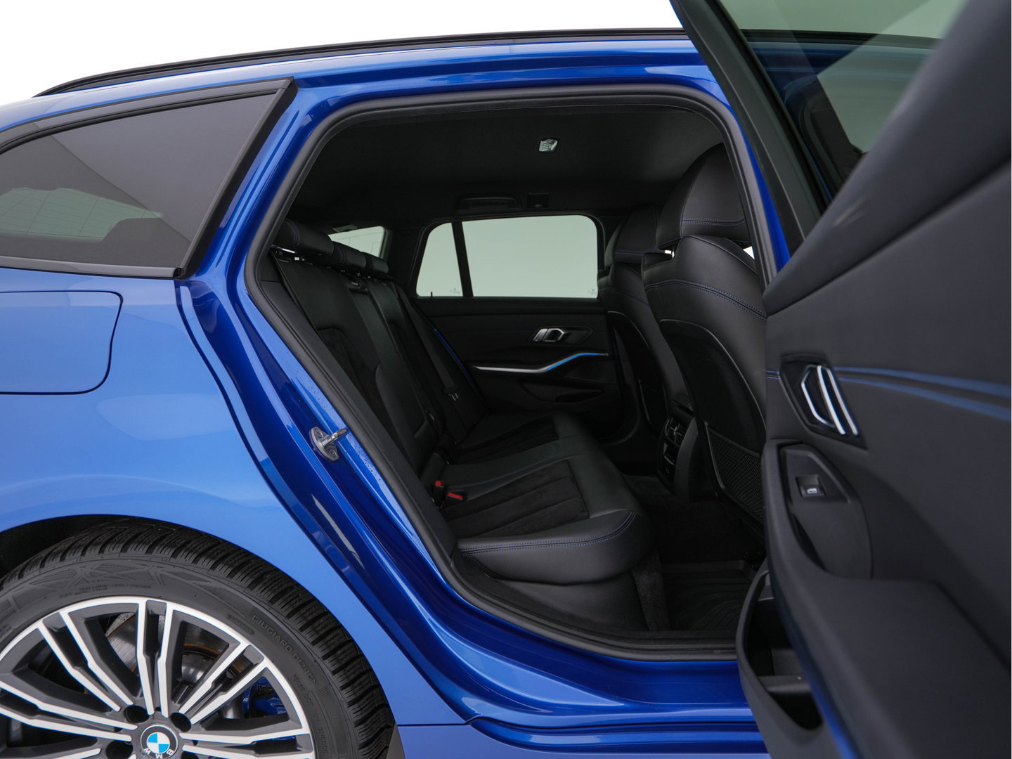 BMW 3 Serie Touring 330e High Executive M-Sportpack (Plug-in) Aut. *LEATHER-MICROFIBRE | FULL-LED | DIGI-COCKPIT | HEATED-SPORTSEATS | CAMERA | CARPLAY | SHIFT-PADDLES | NAVI-FULLMAP | PRIVACY-GLASS | ECC | PDC | CRUISE | TOWBAR | 18''ALU*