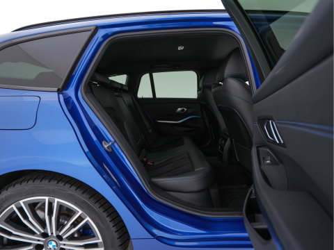 BMW 3 Serie Touring 330e High Executive M-Sportpack (Plug-in) Aut. *LEATHER-MICROFIBRE | FULL-LED | DIGI-COCKPIT | HEATED-SPORTSEATS | CAMERA | CARPLAY | SHIFT-PADDLES | NAVI-FULLMAP | PRIVACY-GLASS | ECC | PDC | CRUISE | TOWBAR | 18''ALU*