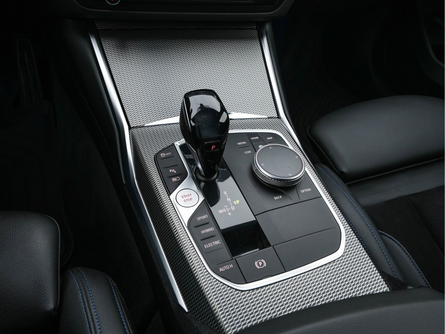BMW 3 Serie Touring 330e High Executive M-Sportpack (Plug-in) Aut. *LEATHER-MICROFIBRE | FULL-LED | DIGI-COCKPIT | HEATED-SPORTSEATS | CAMERA | CARPLAY | SHIFT-PADDLES | NAVI-FULLMAP | PRIVACY-GLASS | ECC | PDC | CRUISE | TOWBAR | 18''ALU*