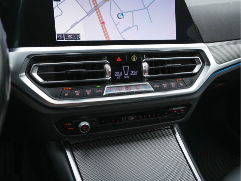 BMW 3 Serie Touring 330e High Executive M-Sportpack (Plug-in) Aut. *LEATHER-MICROFIBRE | FULL-LED | DIGI-COCKPIT | HEATED-SPORTSEATS | CAMERA | CARPLAY | SHIFT-PADDLES | NAVI-FULLMAP | PRIVACY-GLASS | ECC | PDC | CRUISE | TOWBAR | 18''ALU*