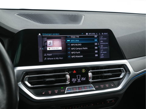 BMW 3 Serie Touring 330e High Executive M-Sportpack (Plug-in) Aut. *LEATHER-MICROFIBRE | FULL-LED | DIGI-COCKPIT | HEATED-SPORTSEATS | CAMERA | CARPLAY | SHIFT-PADDLES | NAVI-FULLMAP | PRIVACY-GLASS | ECC | PDC | CRUISE | TOWBAR | 18''ALU*