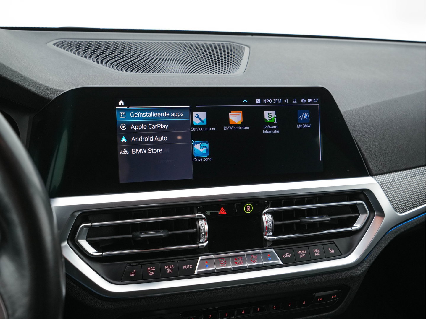 BMW 3 Serie Touring 330e High Executive M-Sportpack (Plug-in) Aut. *LEATHER-MICROFIBRE | FULL-LED | DIGI-COCKPIT | HEATED-SPORTSEATS | CAMERA | CARPLAY | SHIFT-PADDLES | NAVI-FULLMAP | PRIVACY-GLASS | ECC | PDC | CRUISE | TOWBAR | 18''ALU*