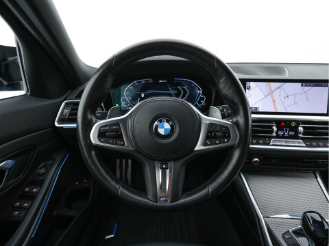 BMW 3 Serie Touring 330e High Executive M-Sportpack (Plug-in) Aut. *LEATHER-MICROFIBRE | FULL-LED | DIGI-COCKPIT | HEATED-SPORTSEATS | CAMERA | CARPLAY | SHIFT-PADDLES | NAVI-FULLMAP | PRIVACY-GLASS | ECC | PDC | CRUISE | TOWBAR | 18''ALU*