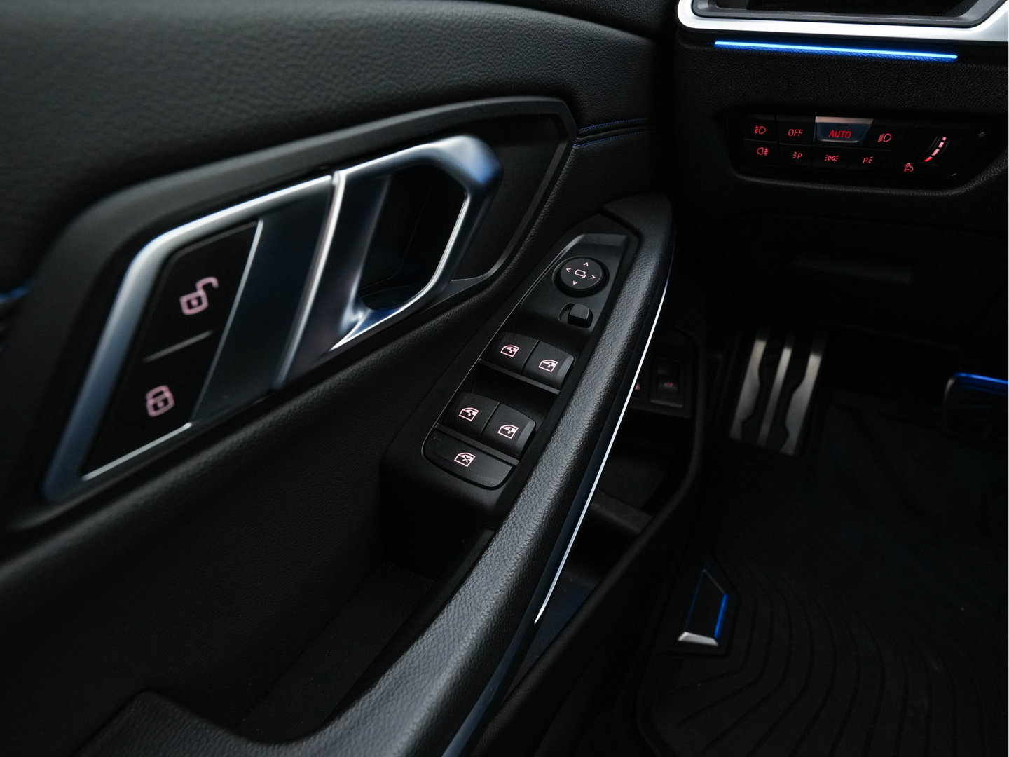 BMW 3 Serie Touring 330e High Executive M-Sportpack (Plug-in) Aut. *LEATHER-MICROFIBRE | FULL-LED | DIGI-COCKPIT | HEATED-SPORTSEATS | CAMERA | CARPLAY | SHIFT-PADDLES | NAVI-FULLMAP | PRIVACY-GLASS | ECC | PDC | CRUISE | TOWBAR | 18''ALU*